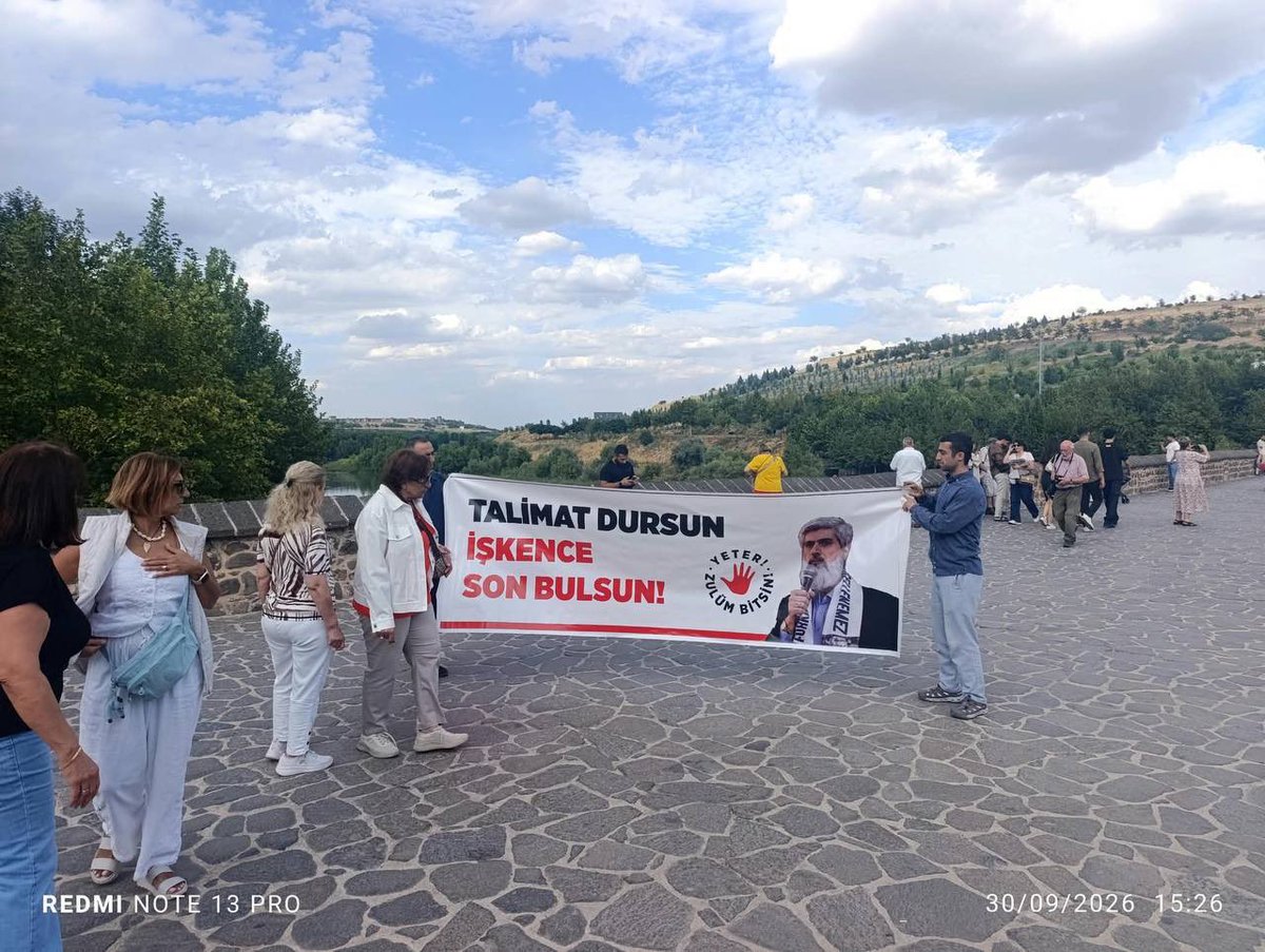 Kesintisiz_FH's tweet photo. DİYARBAKIR'DA ALPARSLAN KUYTUL HOCA'NIN HAKSIZ TUTUKLULUĞUNA TEPKİ

Diyarbakır'da Furkan Hareketi mensupları, Alparslan Kuytul Hoca'nın haksız tutukluluğuna dikkat çekmek amacıyla şehrin belirli noktalarında pankart açtı.

​Şehrin işlek noktalarında açılan pankartlarla Alparslan Kuytul Hoca'nın tutukluluğuna tepki gösterilerek adalet çağrısında bulunuldu.

#AdanaEmniyeti
#SusDosyasıCanlıYayın
26Eylül SokakIşkencesi