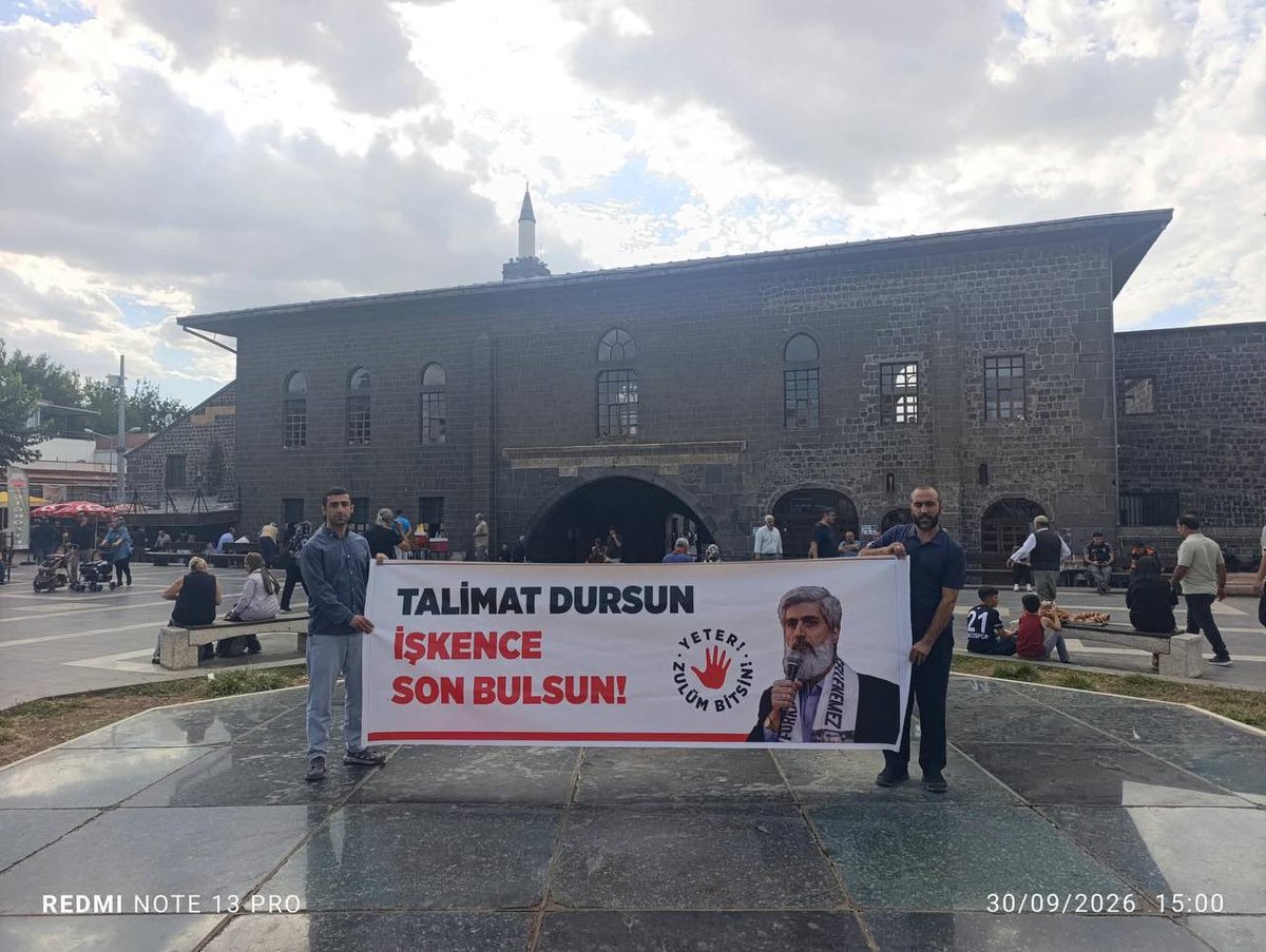 Kesintisiz_FH's tweet photo. DİYARBAKIR'DA ALPARSLAN KUYTUL HOCA'NIN HAKSIZ TUTUKLULUĞUNA TEPKİ

Diyarbakır'da Furkan Hareketi mensupları, Alparslan Kuytul Hoca'nın haksız tutukluluğuna dikkat çekmek amacıyla şehrin belirli noktalarında pankart açtı.

​Şehrin işlek noktalarında açılan pankartlarla Alparslan Kuytul Hoca'nın tutukluluğuna tepki gösterilerek adalet çağrısında bulunuldu.

#AdanaEmniyeti
#SusDosyasıCanlıYayın
26Eylül SokakIşkencesi