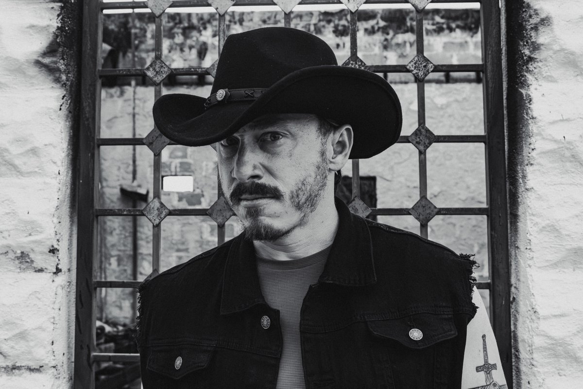 dougstrangemuse's tweet photo. Outlaw Attitude for my new single Small Town Blues

Shot in Oro Grande by Kendra

#DougStrange #SmallTownBlues https://t.co/VrPzrdVhqx