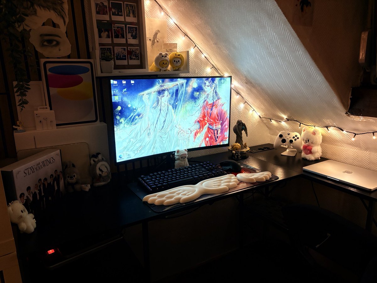 fwliins's tweet photo. Do we like (wall looks too empty I’ll add stuff when I got tape that doesn’t ruin my posters) https://t.co/M98K6P2Bhy