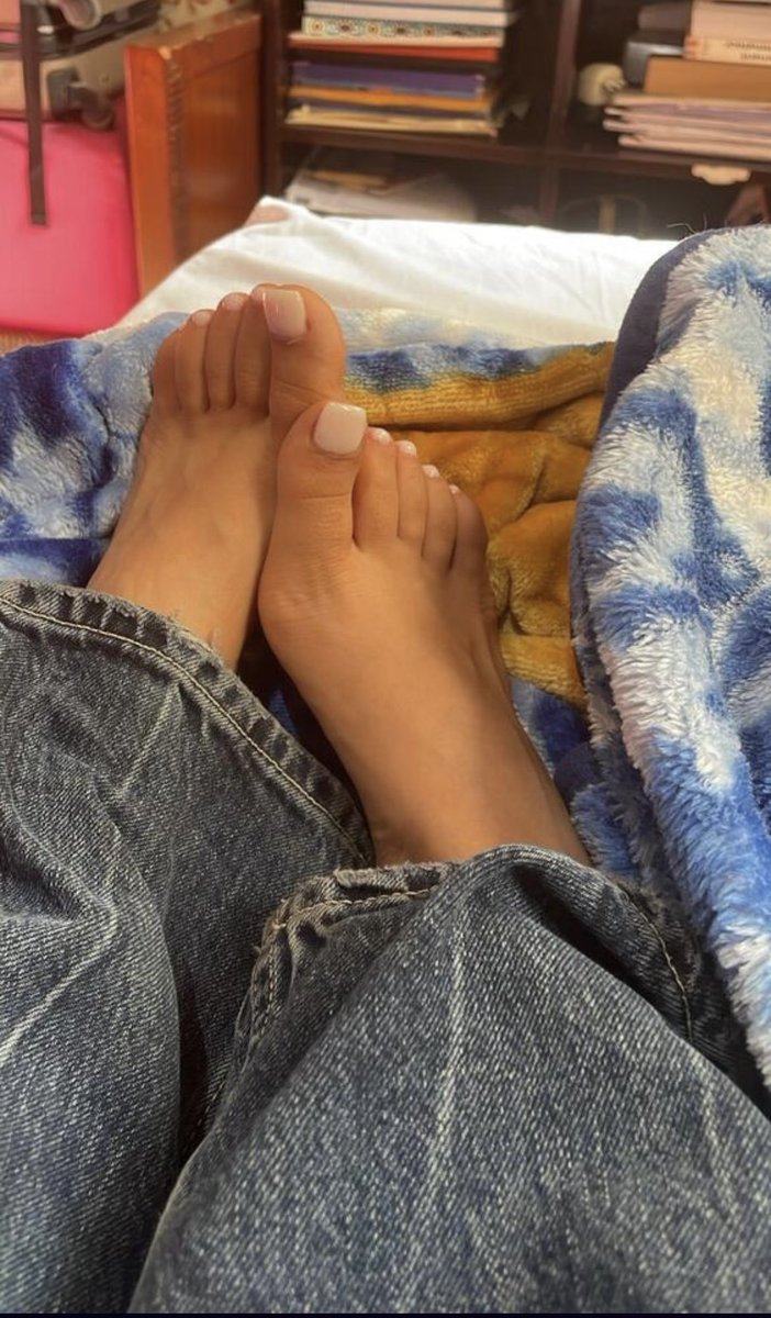 Marwareinedom's tweet photo. Qui au pieds de sa reine les toutous 🐕 
#Domina #Soumis #Cuck #Feetdom #Fetichiste #Magherbine #Dominatrice #Paypig #Reine #Cocu #Kelb #aupieds https://t.co/E4xelOnTvC