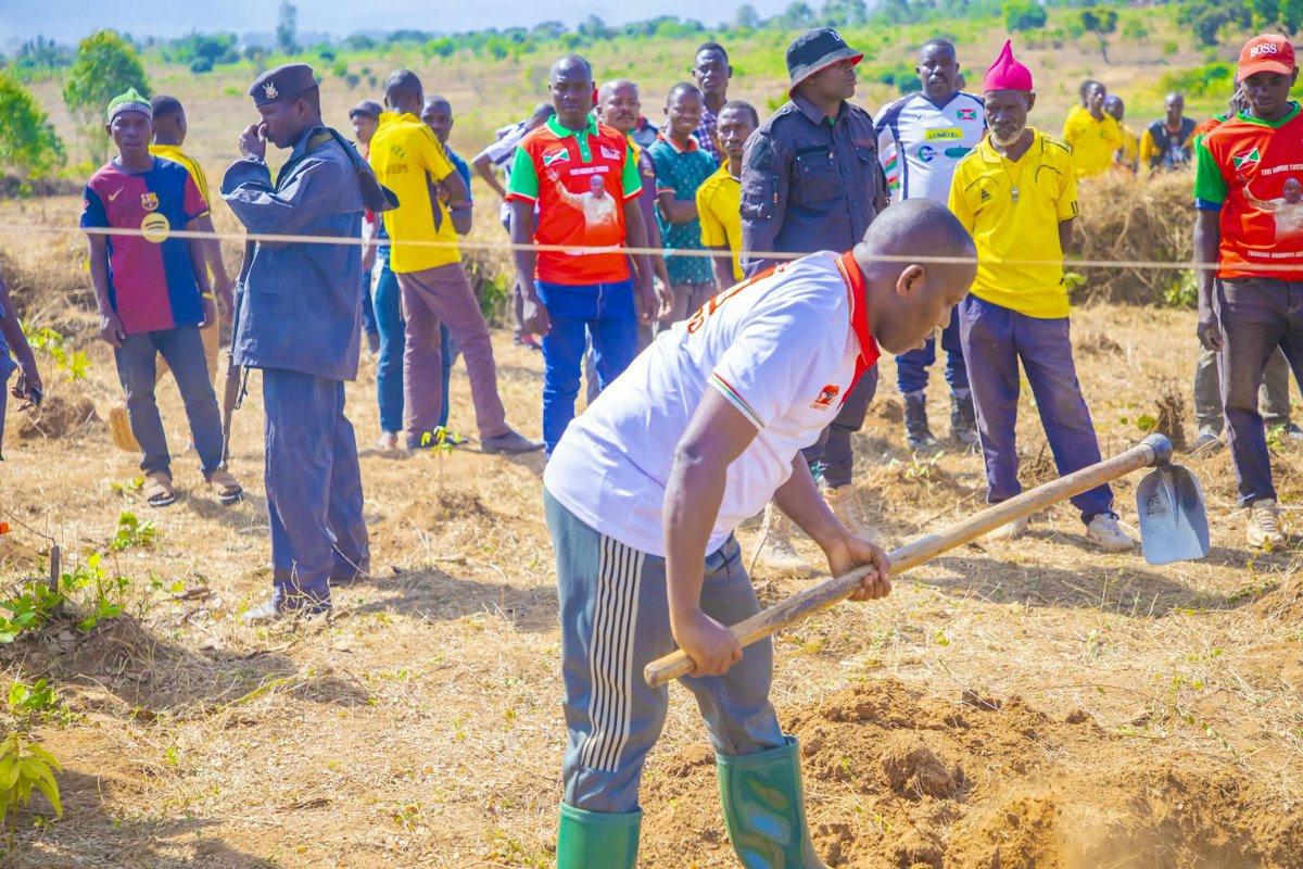 CnddFddBuhumuza's tweet photo. #Buhumuza
Inyuma yo kugendara komine #Gisuru,umukuru w'umuhari w'imbonerakure ku rwego rw'igihugu yagendeye  imbonerakure za komine  #Gisagara   aho urugendo rwatanguriye Ku gutegura umurima uzoterwamwo amavoka ungana na hegitari zibiri hakaba himbwe ibinogo. https://t.co/6tp47qrvMa