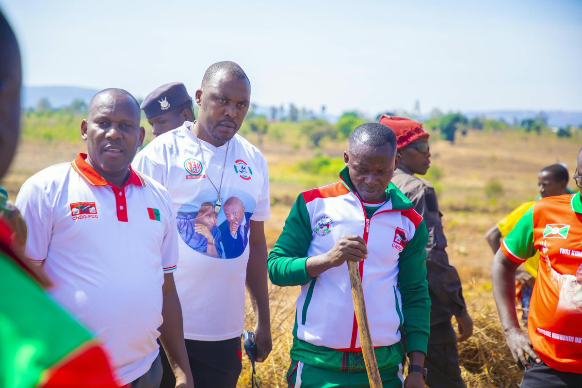CnddFddBuhumuza's tweet photo. #Buhumuza
Inyuma yo kugendara komine #Gisuru,umukuru w'umuhari w'imbonerakure ku rwego rw'igihugu yagendeye  imbonerakure za komine  #Gisagara   aho urugendo rwatanguriye Ku gutegura umurima uzoterwamwo amavoka ungana na hegitari zibiri hakaba himbwe ibinogo. https://t.co/6tp47qrvMa