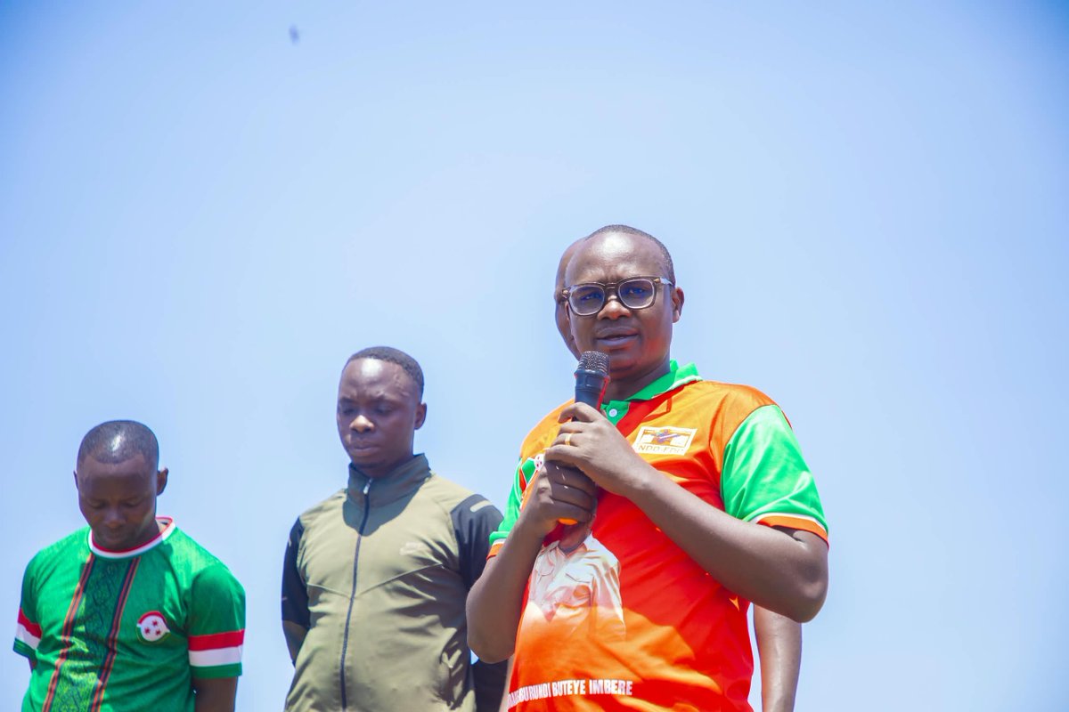 CnddFddBuhumuza's tweet photo. #Buhumuza
Inyuma yo kugendara komine #Gisuru,umukuru w'umuhari w'imbonerakure ku rwego rw'igihugu yagendeye  imbonerakure za komine  #Gisagara   aho urugendo rwatanguriye Ku gutegura umurima uzoterwamwo amavoka ungana na hegitari zibiri hakaba himbwe ibinogo. https://t.co/6tp47qrvMa