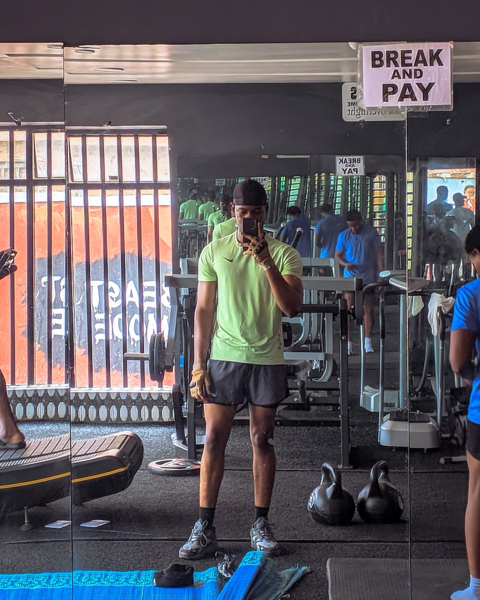 XO_Kelechi's tweet photo. What four months of active weight lifting looks like btw😁 https://t.co/cNyVAYb92m