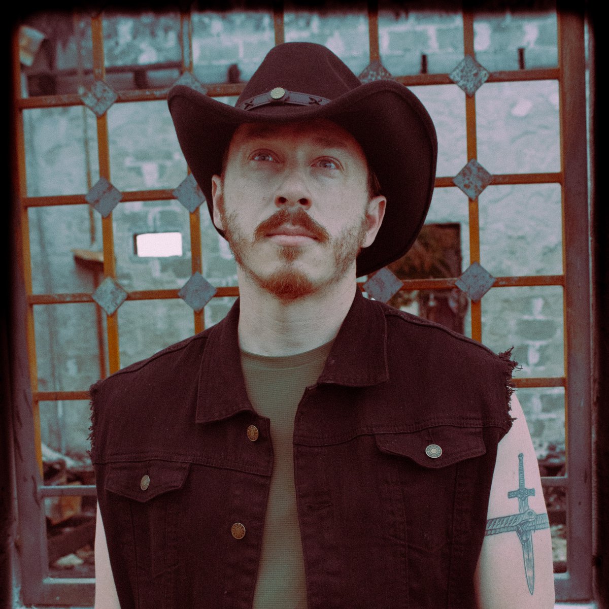 dougstrangemuse's tweet photo. Outlaw Attitude for my new single Small Town Blues

Shot in Oro Grande by Kendra

#DougStrange #SmallTownBlues https://t.co/VrPzrdVhqx