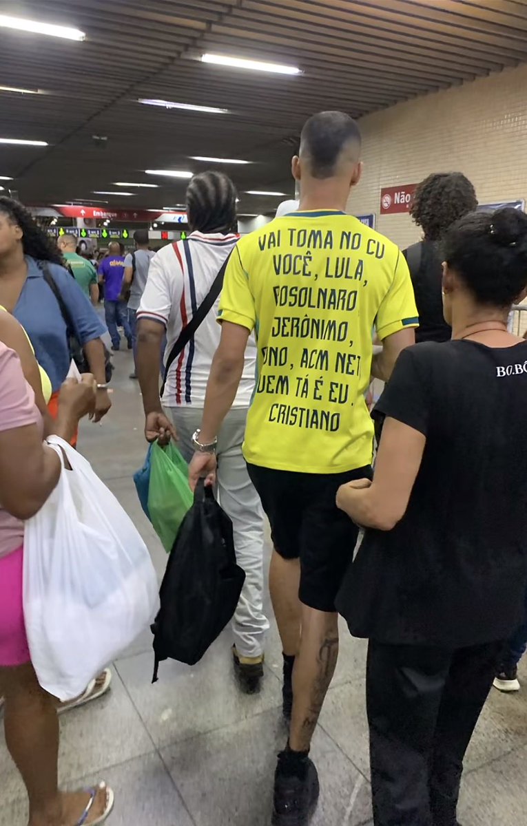 mapitangueira's tweet photo. sem acreditar na camisa do desgraçado aqui no metrô https://t.co/TkQOY03z0p
