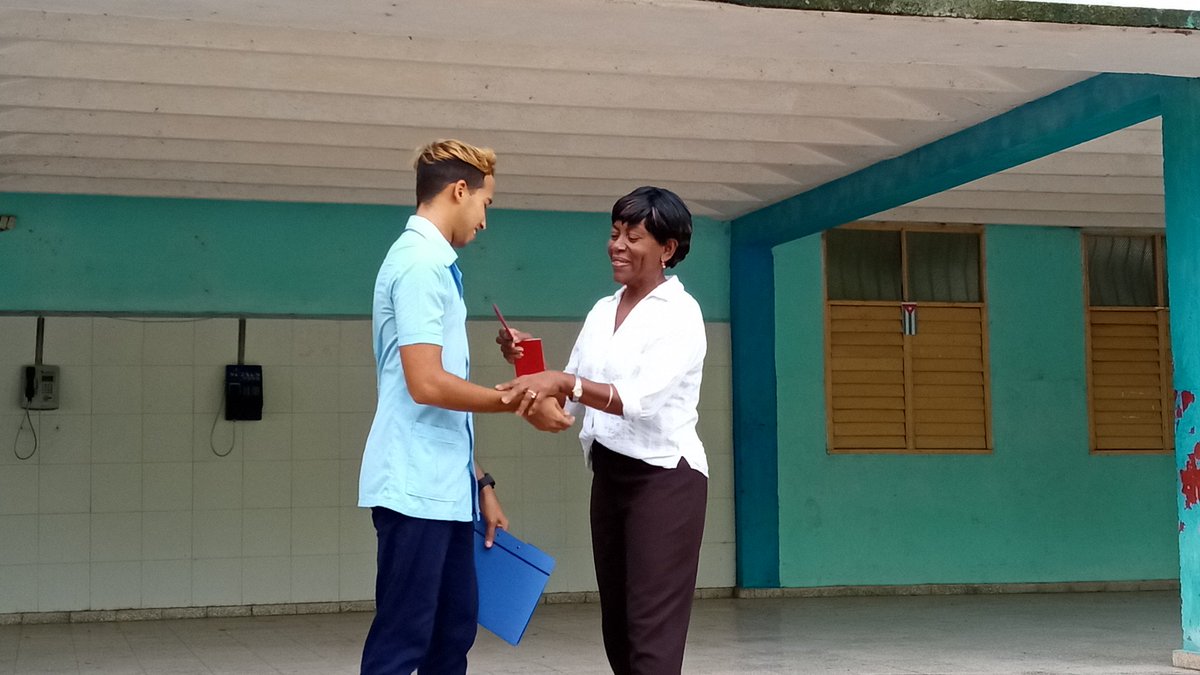 UcimeGuantanamo's tweet photo. El acto de ingreso de más de mil estudiantes a la FEU de la Universidad fue momento oportuno para la entrega al carismático dirigente estudiantil Silvio Eneider Cuevas de la Cruz el carné que lo acredita como militante en las filas del Partido Comunista de #Cuba #SomosUcmgt https://t.co/4daKKAU9Ah