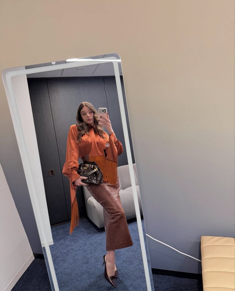 archiveshailee's tweet photo. hailee steinfeld’s mirror selfies hit different https://t.co/bdk5AGCQgr