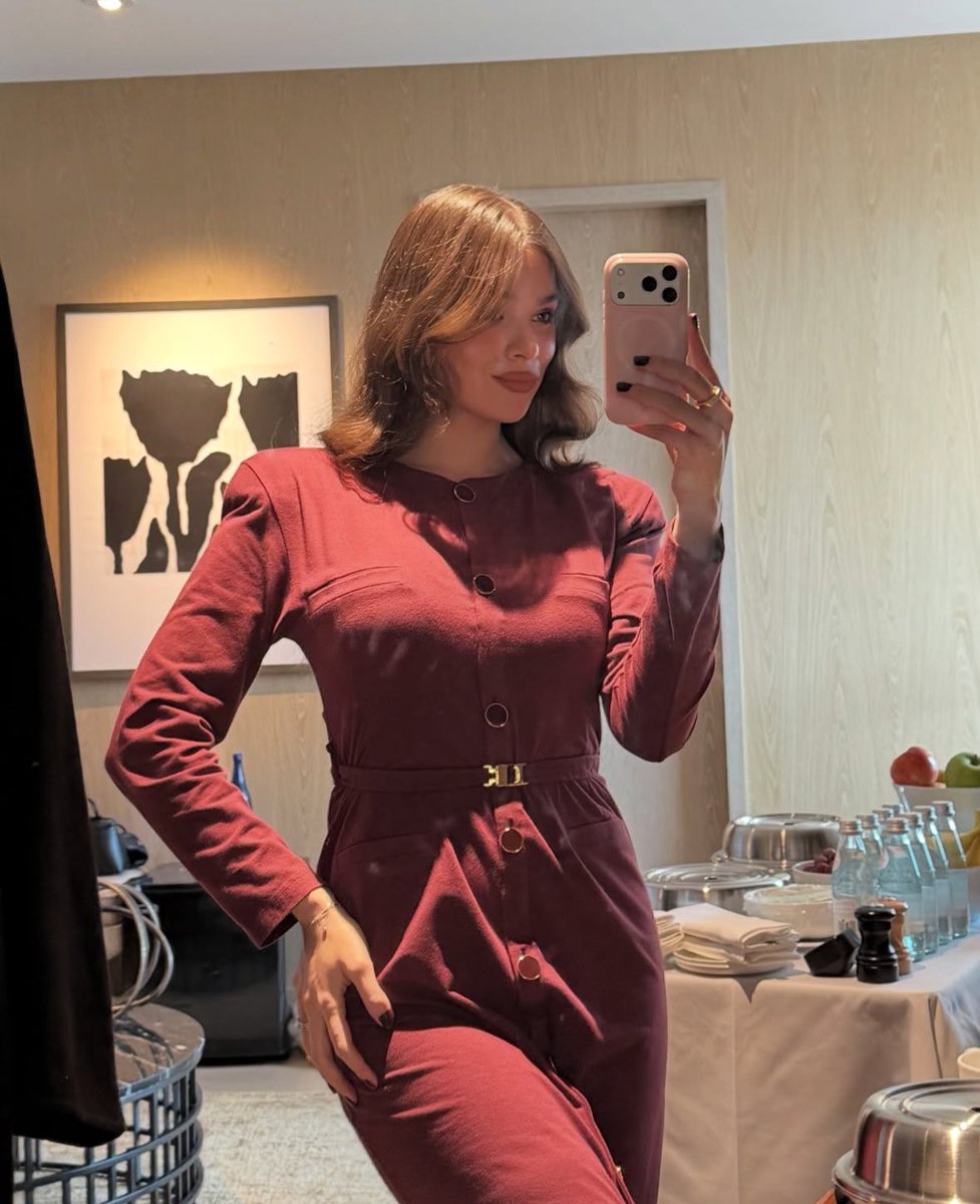 archiveshailee's tweet photo. hailee steinfeld’s mirror selfies hit different https://t.co/bdk5AGCQgr