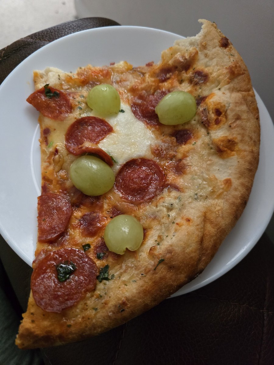 JackPakAttack's tweet photo. Pro-tip. Cut some grapes and put them on your (cooked) pizza. Thank me later. https://t.co/7HKpMLZebR