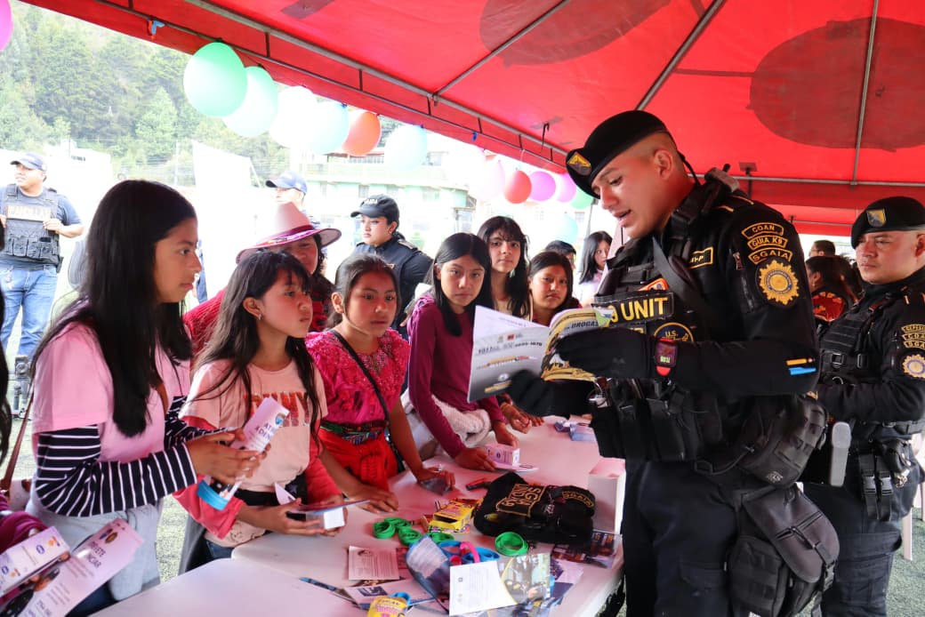 PNCdeGuatemala's tweet photo. Durante la jornada, los agentes compartieron con niños del sector, promoviendo valores, convivencia y una cultura de prevención. En la actividad participaron #DIP, #DIPANDA, #DISETUR, #DIPRONA y #SGAIA, que entregaron material educativo a los participantes.
#ProtegerYServir https://t.co/8AFL3AVajB