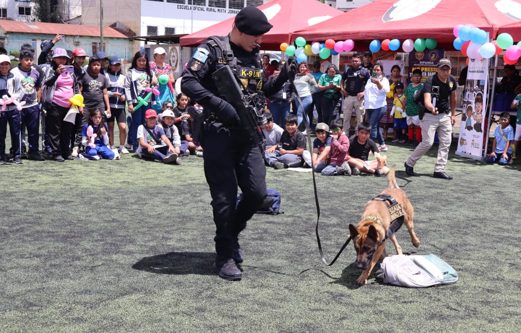 PNCdeGuatemala's tweet photo. Durante la jornada, los agentes compartieron con niños del sector, promoviendo valores, convivencia y una cultura de prevención. En la actividad participaron #DIP, #DIPANDA, #DISETUR, #DIPRONA y #SGAIA, que entregaron material educativo a los participantes.
#ProtegerYServir https://t.co/8AFL3AVajB