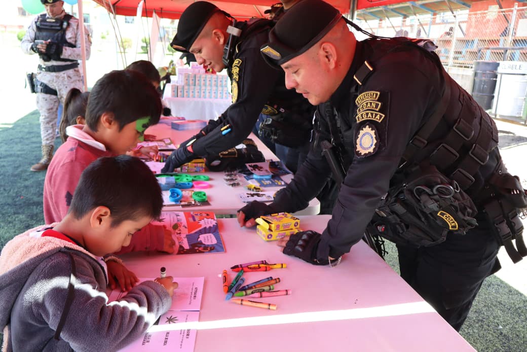 PNCdeGuatemala's tweet photo. Durante la jornada, los agentes compartieron con niños del sector, promoviendo valores, convivencia y una cultura de prevención. En la actividad participaron #DIP, #DIPANDA, #DISETUR, #DIPRONA y #SGAIA, que entregaron material educativo a los participantes.
#ProtegerYServir https://t.co/8AFL3AVajB