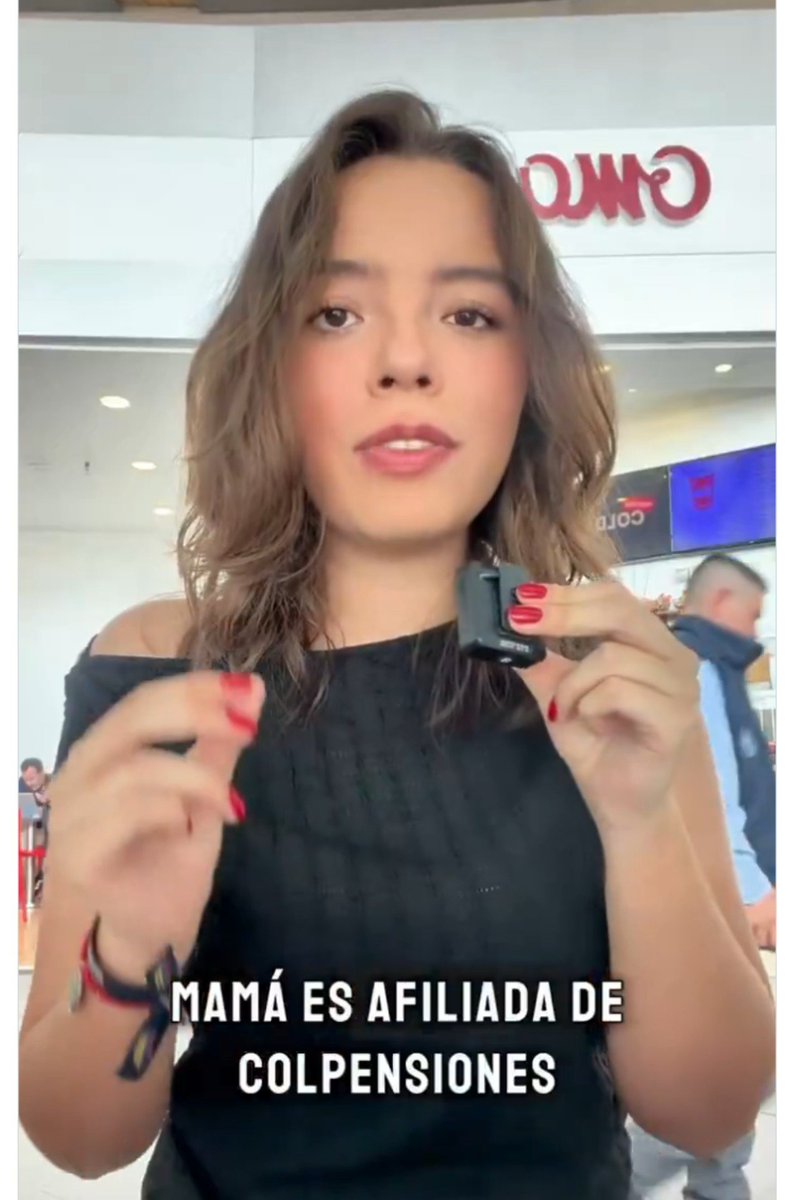 emiliolagos1's tweet photo. Doña @SoyJerome__  ha respondido, 

En efecto, si mamá es afiliada a Colpensiones.

¿Eso qué implica?

Que ella analizó la conveniencia entre los dos sistemas, el público y el privado, y concluyó que el fondo público sí la pensiona, y la pensiona mejor.

No cayó en el discurso de Jerome.