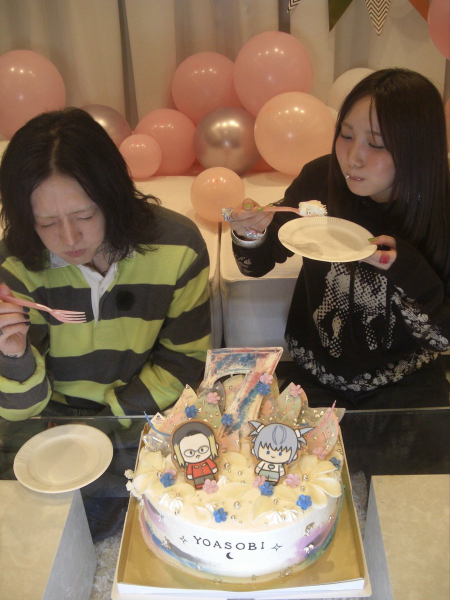 ikutalilas's tweet photo. YOASOBI 7サイになりました。
こうして7周年を、あやせといくら二人揃って、大好きな人たちと、愛するファンのみんなと、お祝いできる今日があること、当たり前じゃない、今日までみんなで紡いできた繋いできた日々の結晶です。本当にありがとう。文章が長くなってしまうのは酔っているからです。今日くらいは許してください。ちなみにまだのんでます。
まずはドーム＆スタジアムツアー、全力で挑みます。超惑星をお見せします。お楽しみに。

#YOASOBI7周年