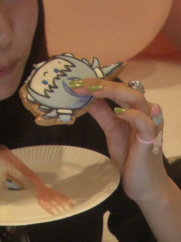 ikutalilas's tweet photo. YOASOBI 7サイになりました。
こうして7周年を、あやせといくら二人揃って、大好きな人たちと、愛するファンのみんなと、お祝いできる今日があること、当たり前じゃない、今日までみんなで紡いできた繋いできた日々の結晶です。本当にありがとう。文章が長くなってしまうのは酔っているからです。今日くらいは許してください。ちなみにまだのんでます。
まずはドーム＆スタジアムツアー、全力で挑みます。超惑星をお見せします。お楽しみに。

#YOASOBI7周年