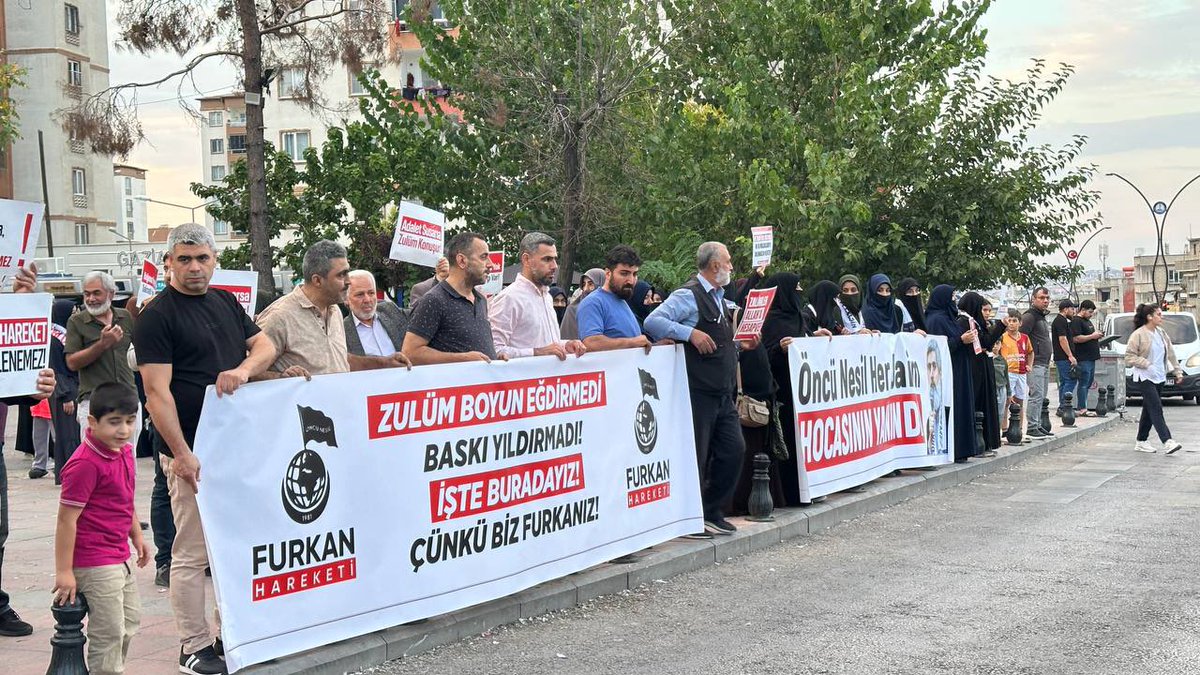 Kesintisiz_FH's tweet photo. MEYDANLARDAN ÖZGÜRLÜK VE ADALET ÇAĞRISI!

Alparslan Kuytul Hoca, Semra Kuytul Hocahanım ve Furkan Hareketi mensuplarının haksız tutukluluğuna karşı gerçekleştirilen basın açıklamasında, adalet ve özgürlük talebi meydanlardan bir kez daha güçlü bir şekilde haykırıldı.

Haksızlıklara karşı seslerin yükseltilmeye, adalet ve özgürlük talebinin kararlılıkla dile getirilmeye devam edileceği bir kez daha haykırıldı.

Şehir şehir, meydan meydan özgürlük talebi 
yükseliyor!

📍Gaziantep 

#AdanaEmniyeti
#SusDosyasıCanlıYayın
26Eylül SokakIşkencesi