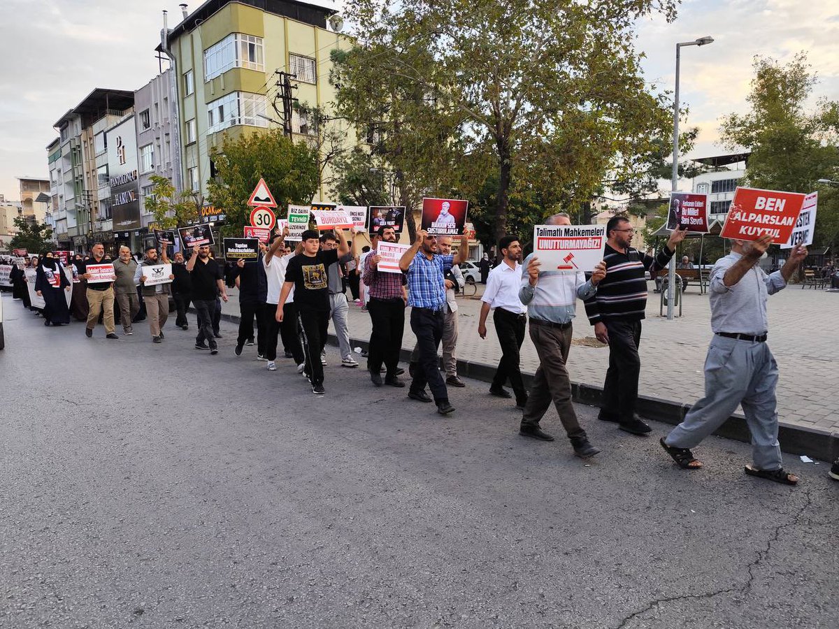 Kesintisiz_FH's tweet photo. MEYDANLARDAN ÖZGÜRLÜK VE ADALET ÇAĞRISI!

Alparslan Kuytul Hoca, Semra Kuytul Hocahanım ve Furkan Hareketi mensuplarının haksız tutukluluğuna karşı gerçekleştirilen basın açıklamasında, adalet ve özgürlük talebi meydanlardan bir kez daha güçlü bir şekilde haykırıldı.

Haksızlıklara karşı seslerin yükseltilmeye, adalet ve özgürlük talebinin kararlılıkla dile getirilmeye devam edileceği bir kez daha haykırıldı.

Şehir şehir, meydan meydan özgürlük talebi 
yükseliyor!

📍Gaziantep 

#AdanaEmniyeti
#SusDosyasıCanlıYayın
26Eylül SokakIşkencesi