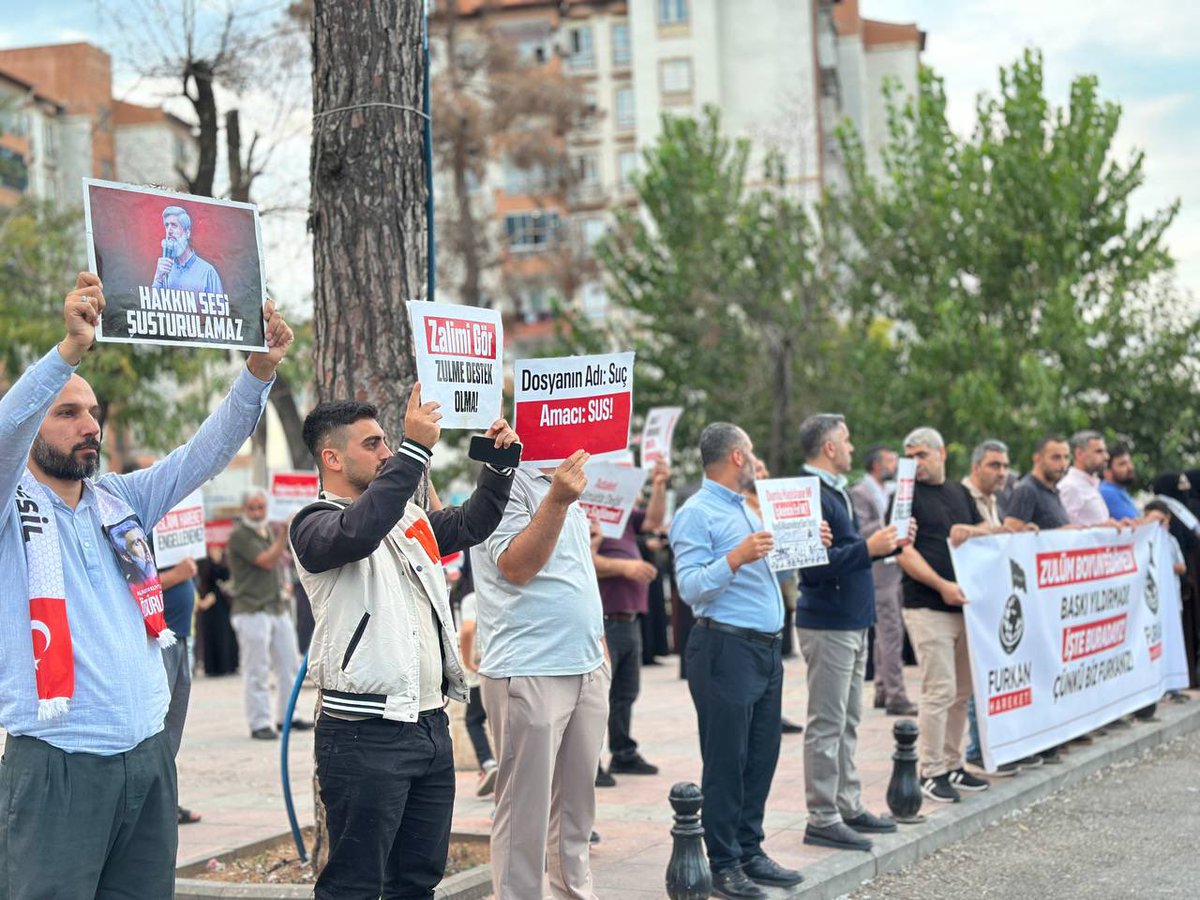 Kesintisiz_FH's tweet photo. MEYDANLARDAN ÖZGÜRLÜK VE ADALET ÇAĞRISI!

Alparslan Kuytul Hoca, Semra Kuytul Hocahanım ve Furkan Hareketi mensuplarının haksız tutukluluğuna karşı gerçekleştirilen basın açıklamasında, adalet ve özgürlük talebi meydanlardan bir kez daha güçlü bir şekilde haykırıldı.

Haksızlıklara karşı seslerin yükseltilmeye, adalet ve özgürlük talebinin kararlılıkla dile getirilmeye devam edileceği bir kez daha haykırıldı.

Şehir şehir, meydan meydan özgürlük talebi 
yükseliyor!

📍Gaziantep 

#AdanaEmniyeti
#SusDosyasıCanlıYayın
26Eylül SokakIşkencesi