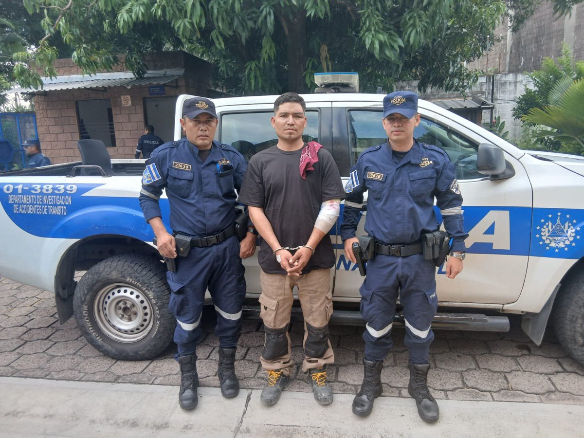 PNCSV's tweet photo. Rudy Joel Rivera Hernández, de 30 años de edad, es el responsable de ocasionar un accidente de tránsito esta mañana en las cercanías del redondel Integración, con sentido hacia Apopa, San Salvador Oeste.

2 personas fallecieron y 8 que resultaron lesionadas fueron trasladadas a un hospital.

Las víctimas son una mujer mayor de 60 años de edad y un hombre de 30 años.

En total, 15 vehículos estuvieron involucrados, y tras el impacto, 4 se incendiaron. El fuego fue controlado por las entidades correspondientes.

Rivera será remitido por los delitos de homicidio culposo y lesiones culposas.