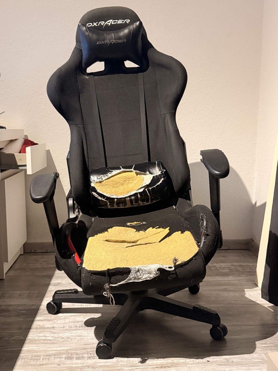 GoDFirlefanz's tweet photo. @DXRacer @DXRacerEU @DXRacerDE Ist das noch zu retten? https://t.co/hQto1oFDun