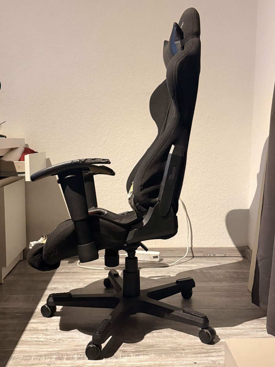 GoDFirlefanz's tweet photo. @DXRacer @DXRacerEU @DXRacerDE Ist das noch zu retten? https://t.co/hQto1oFDun