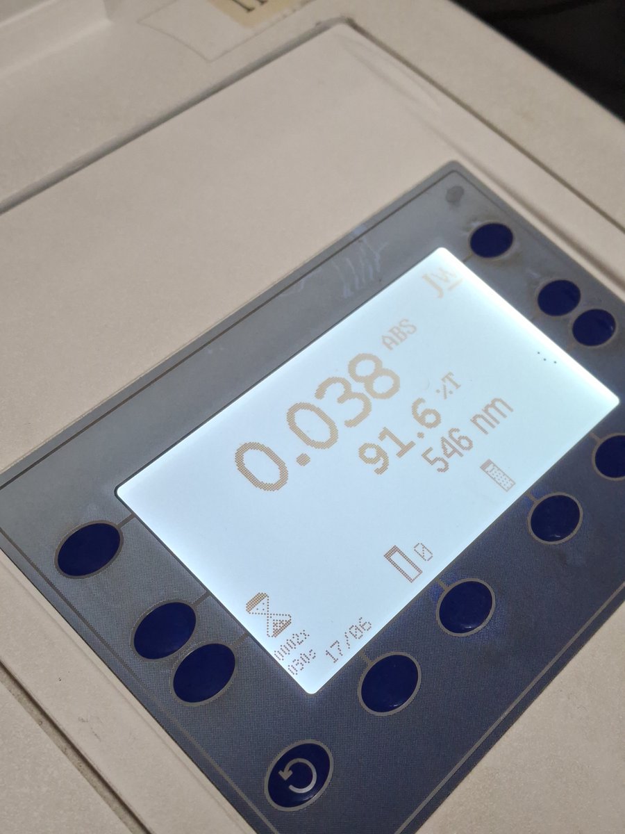 Biochemeist's tweet photo. وإذا كانت أكثر أو أقل يعني فيه خلل. المدى الطبيعي 6-8.3 g/dl.
أما القياس يتم بجهاز السبيكتروفوتوميتر Spectrophotometr نحط العينة بداخله ويظهر لنا الامتصاص ونسوي عملية حسابية بسيطة ونعرف كمية البروتينات بعيّنتنا.
بالمناسبة الكبدة جات من الفار الي شرّحناه من اسبوعين وفرزنّا الكبد. https://t.co/NWlmAx9Wcd