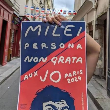 lolariemucho's tweet photo. 🇫🇷FRANCIA recibió al presidente argentino
con carteles vía pública replicando las puteadas 
de Milei en X y manifestaciones en rechazo a su
presiencia en el país.

Phénomène de quartier! https://t.co/MR3gZBS7A6