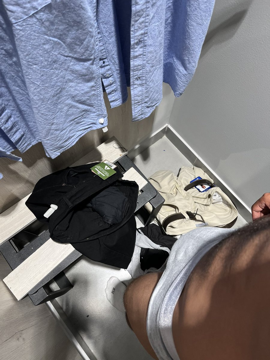 Fernandoaris01's tweet photo. El dúo más peligroso es: mi tarjeta de crédito y mi libre albedrío. https://t.co/E8lMHtHLRP
