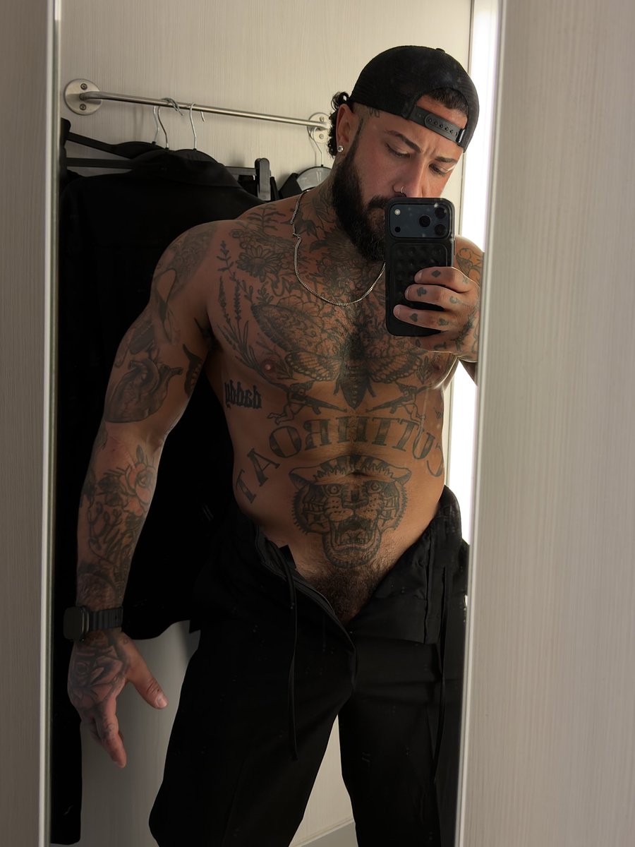 ZachDopson's tweet photo. Meet me in the dressing room? https://t.co/ZwmQB8finK