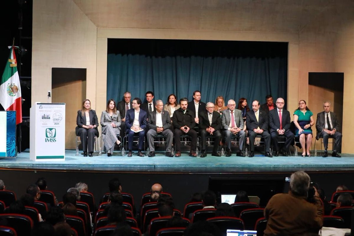 tereso_medina's tweet photo. Hoy acompañé la firma de convenios de Entornos Laborales Seguros y Saludables (ELSSA), junto al Secretario de Salud, Dr. @DKershenobich; el Director general del @Tu_IMSS, Mtro. @ZoeRobledo; y representantes de los empleadores. https://t.co/C8Is8S5jQy