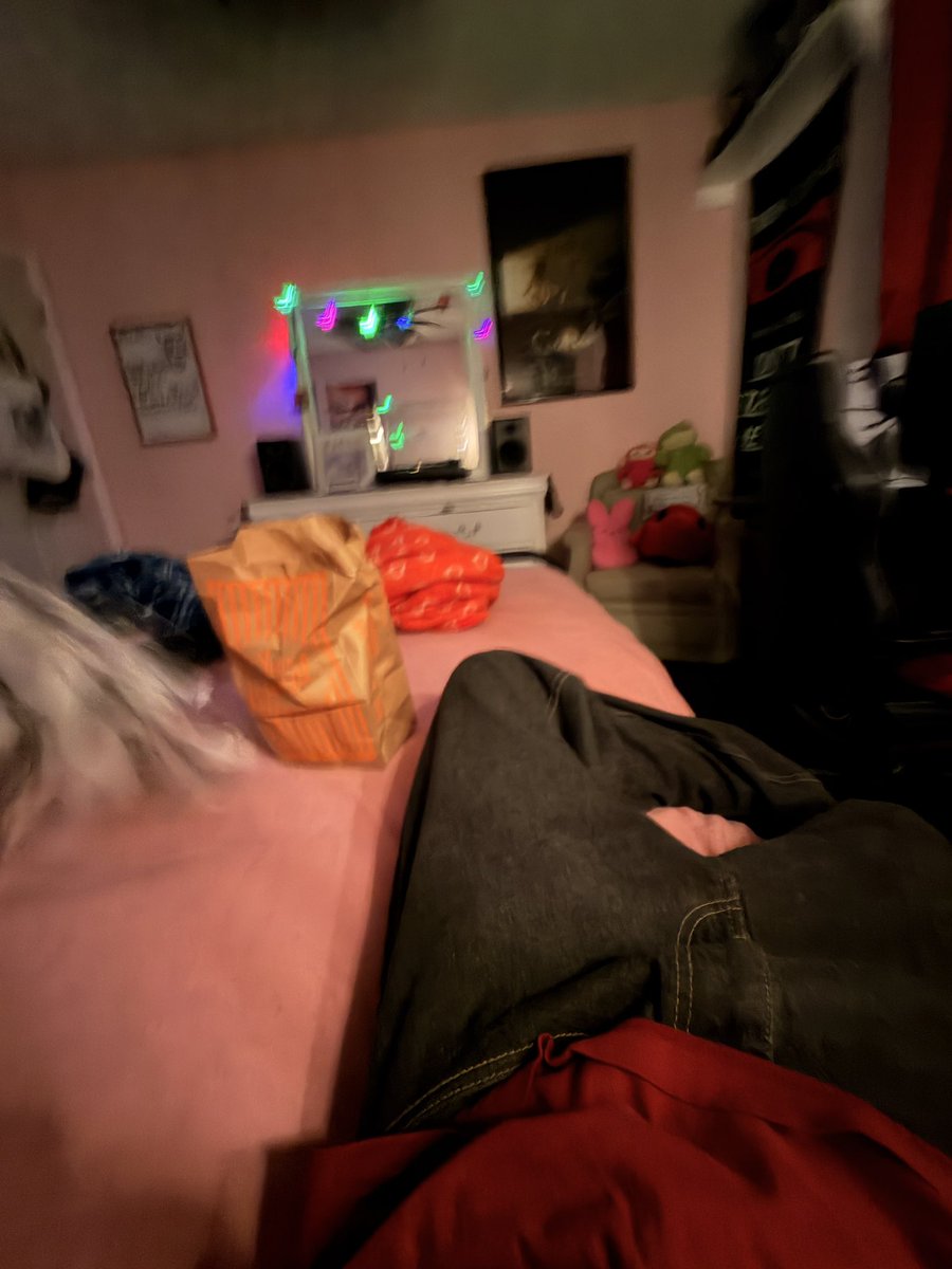 marlboroteaze's tweet photo. ha u tried bitch but i’m in her room eating whataburger watching barry https://t.co/EoyVoIlGYk