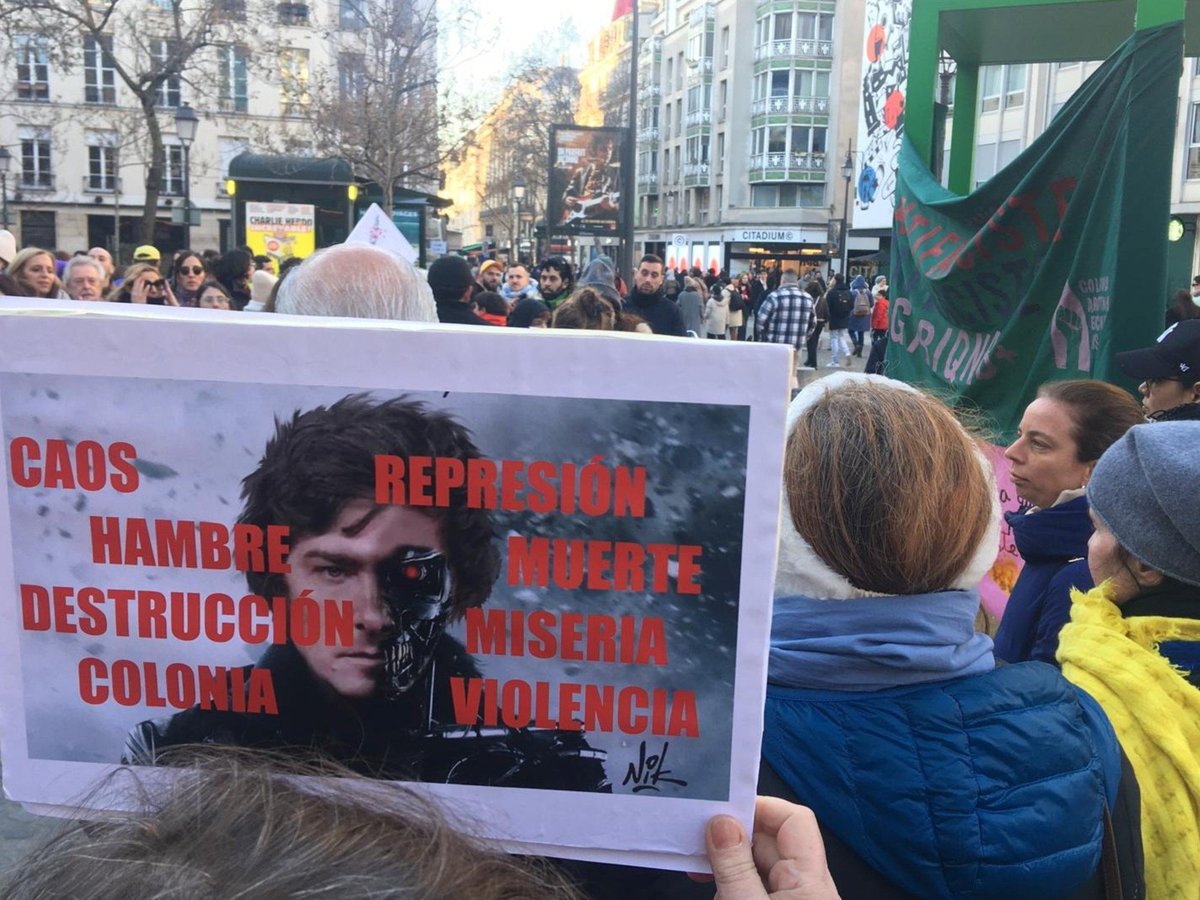 lolariemucho's tweet photo. 🇫🇷FRANCIA recibió al presidente argentino
con carteles vía pública replicando las puteadas 
de Milei en X y manifestaciones en rechazo a su
presiencia en el país.

Phénomène de quartier! https://t.co/MR3gZBS7A6
