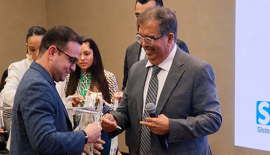 CORPONOR's tweet photo. Avanza el Encuentro SINA 2026, que reúne a los directores de las 33 CAR con @MinAmbienteCo, Fabio Arjona, el vicepresidente de la República, @jrestrp y representantes de las entidades del Sistema Nacional Ambiental.

Hilo ✋🏻 https://t.co/AvsPDnf7jT