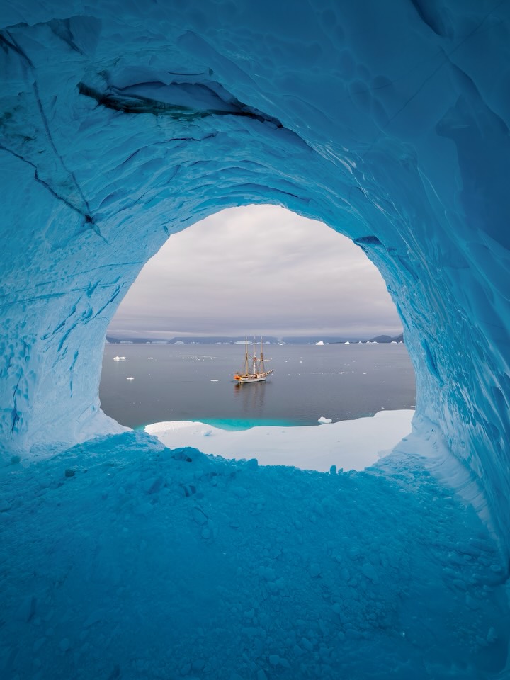 Lemes95's tweet photo. Last month, I sailed through East Greenland on a 50-meter-long schooner with , exploring the vast Scoresbysund, the most extensive fjord system on Earth.

The landscapes were epic, the mountains rugged, and the icebergs numbered in the thousands. Sti... https://t.co/zhS35YImT5