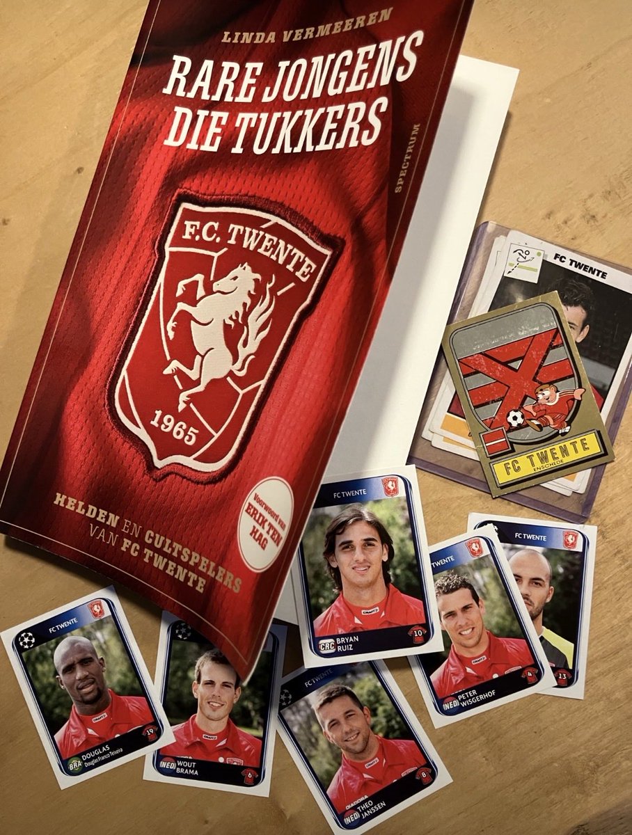 LindaF1nl's tweet photo. Voor de vierde week op rij staat ‘Rare jongens, die Tukkers’ in de bestsellerlijst. Iets waar ik natuurlijk megatrots op ben. Ook op het feit dat de boeken zó hard gaan, dat de voorraad van de tweede druk alweer op is (de derde druk is onderweg) https://t.co/ZTtpMDeycZ