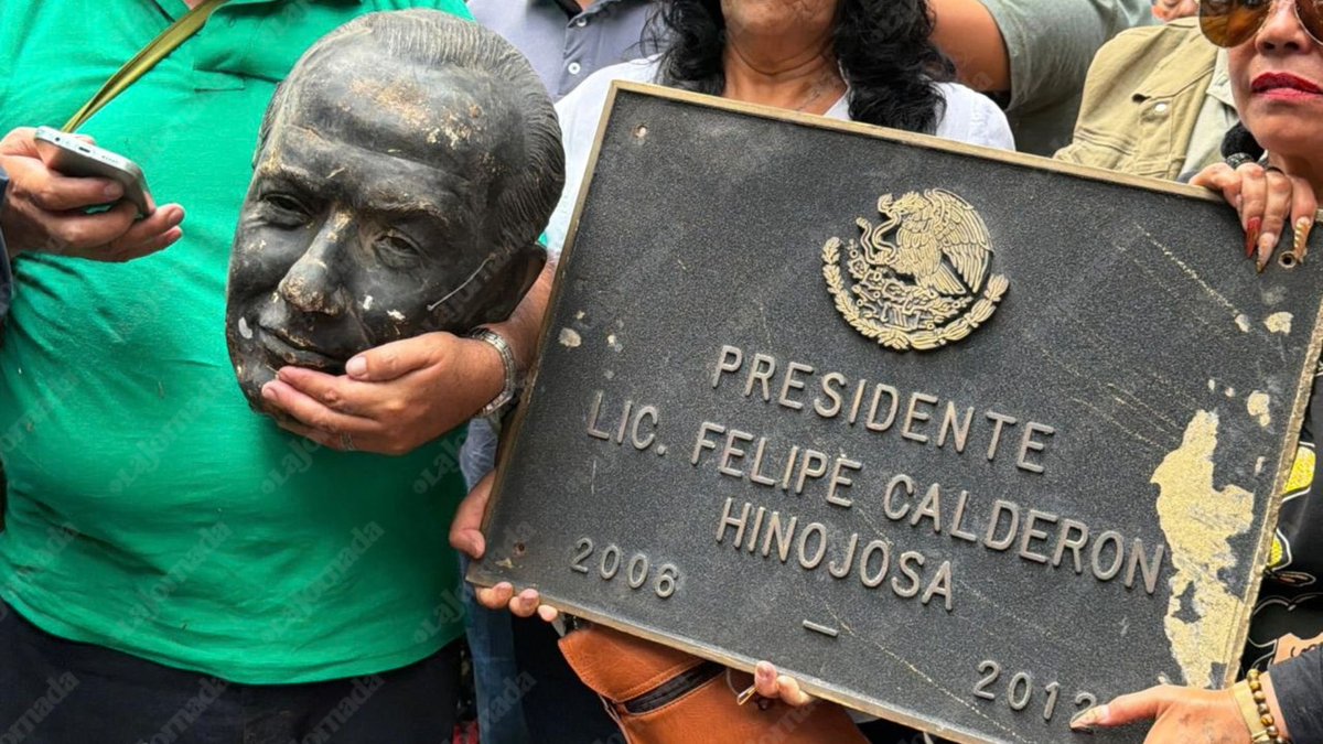 DoctorZamudio's tweet photo. #ULTIMAHORA 🚨 
Los ex trabajadores de luz y fuerza del centro protestaron en contra del espurio y enano bélico @FelipeCalderon decapitando su estatua que ya se encontraba tirada en los pinos. 

Nunca olvidar que su lacayo @JLozanoA fue el secretario de trabajo que dejó a miles de trabajadores en la calle.