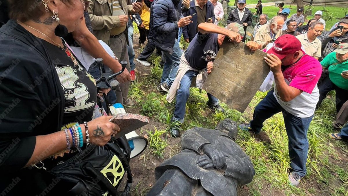 DoctorZamudio's tweet photo. #ULTIMAHORA 🚨 
Los ex trabajadores de luz y fuerza del centro protestaron en contra del espurio y enano bélico @FelipeCalderon decapitando su estatua que ya se encontraba tirada en los pinos. 

Nunca olvidar que su lacayo @JLozanoA fue el secretario de trabajo que dejó a miles de trabajadores en la calle.