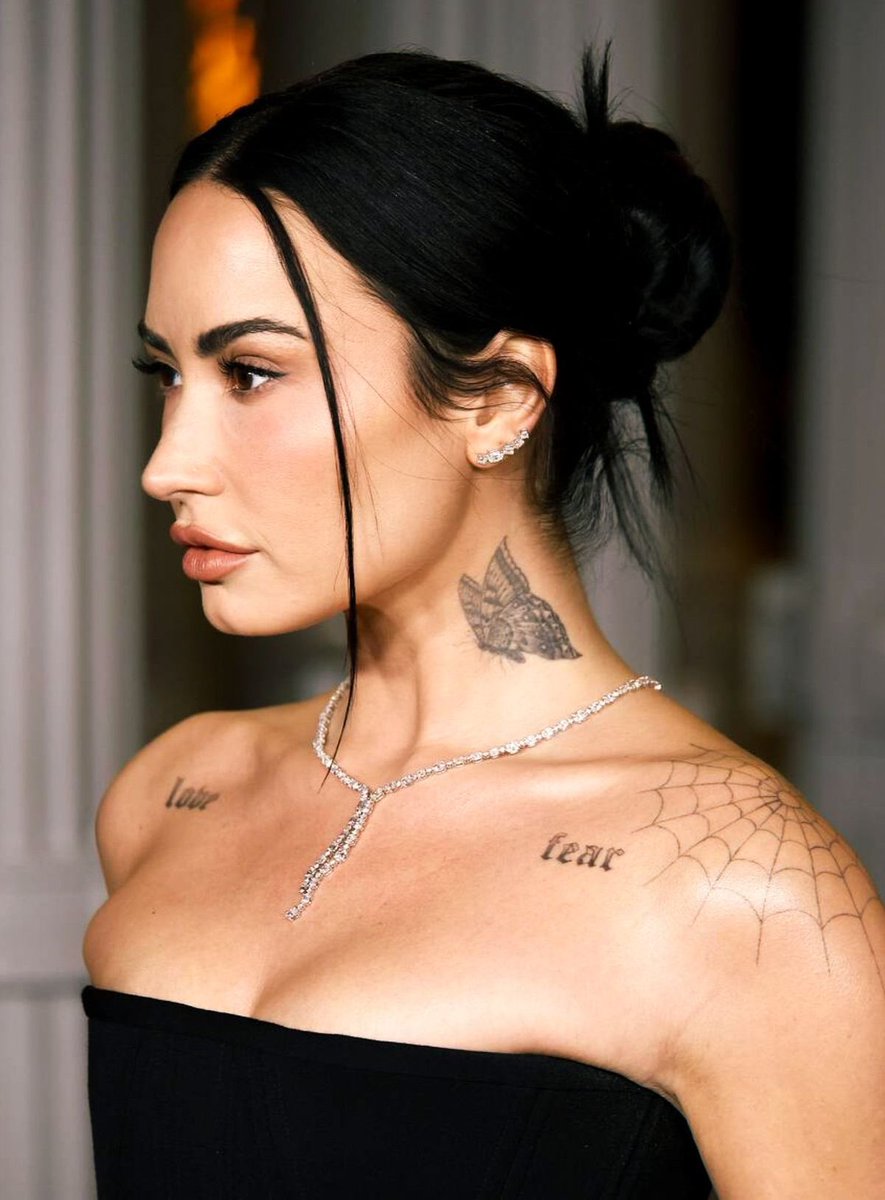 theholydemi's tweet photo. the face, the strand of hair over her cheek, the tattoo placements.... just pure art. https://t.co/eQwChIsLpb