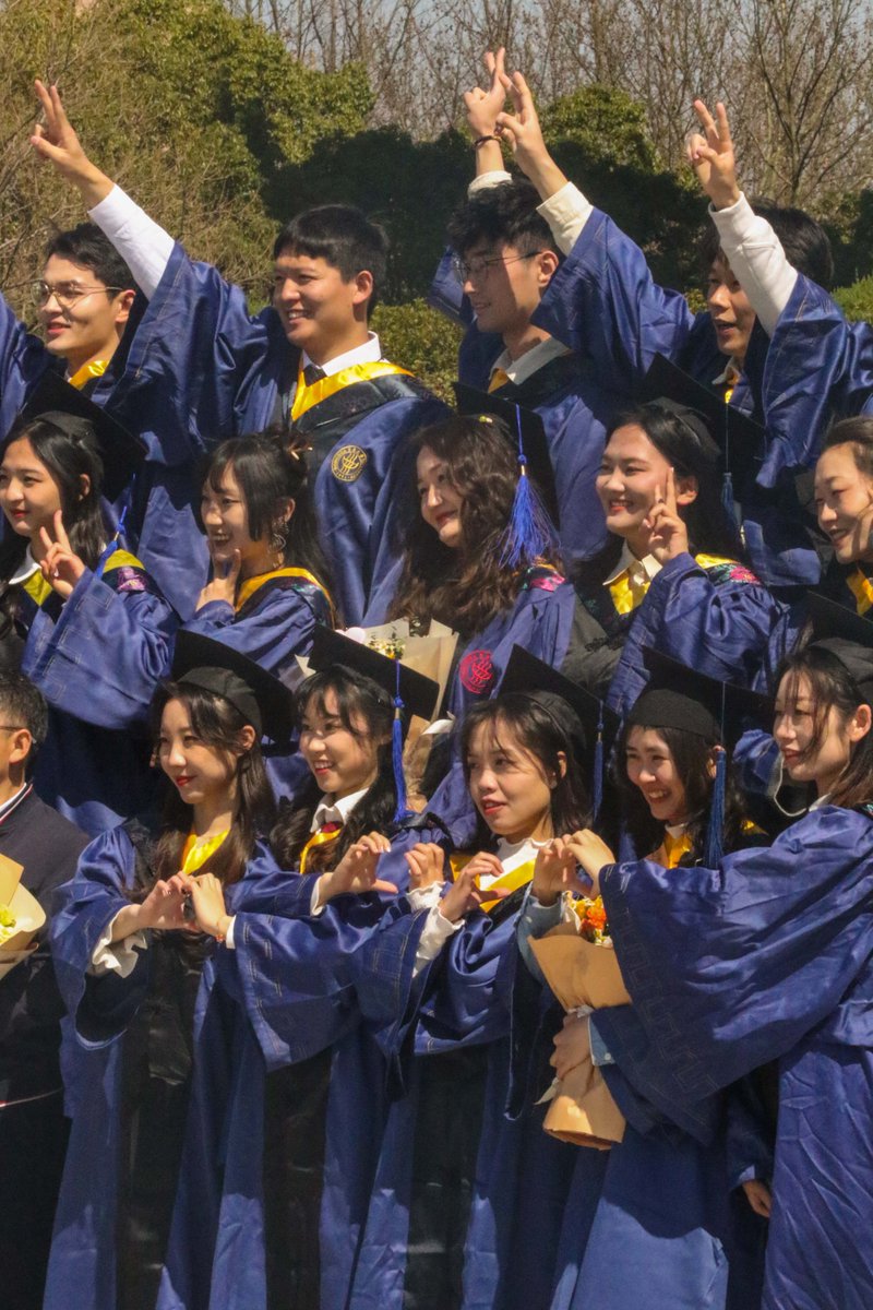 ToshiaVodisq's tweet photo. Grados alcanzados, anécdotas grabadas en el corazón. El capítulo se cierra, pero las aventuras siguen. Feliz graduación a todos! https://t.co/fLtrDq3w6g