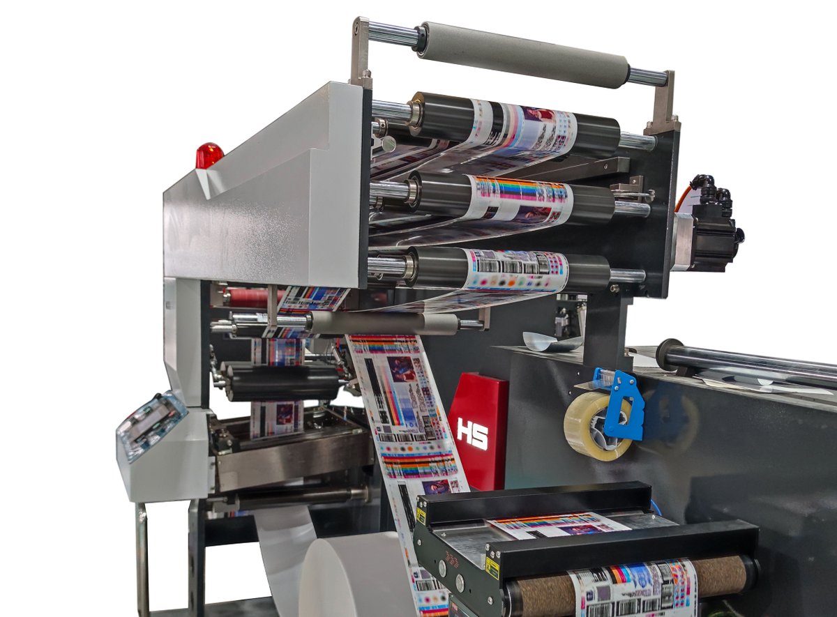 HongSheng10888's tweet photo. Instant UV curing guarantees print quality. Non-stop roll change cuts downtime, enabling continuous stable production for label and packaging webs. 
#UVPrinting #LabelConverting #FlexoMachine #WebHandling https://t.co/R4zfTPFMi7