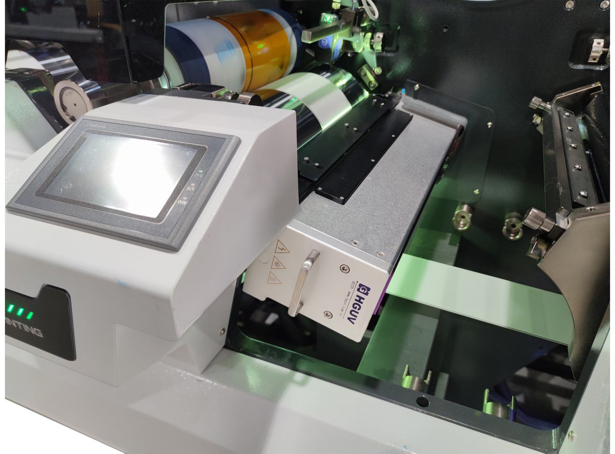 HongSheng10888's tweet photo. Instant UV curing guarantees print quality. Non-stop roll change cuts downtime, enabling continuous stable production for label and packaging webs. 
#UVPrinting #LabelConverting #FlexoMachine #WebHandling https://t.co/R4zfTPFMi7