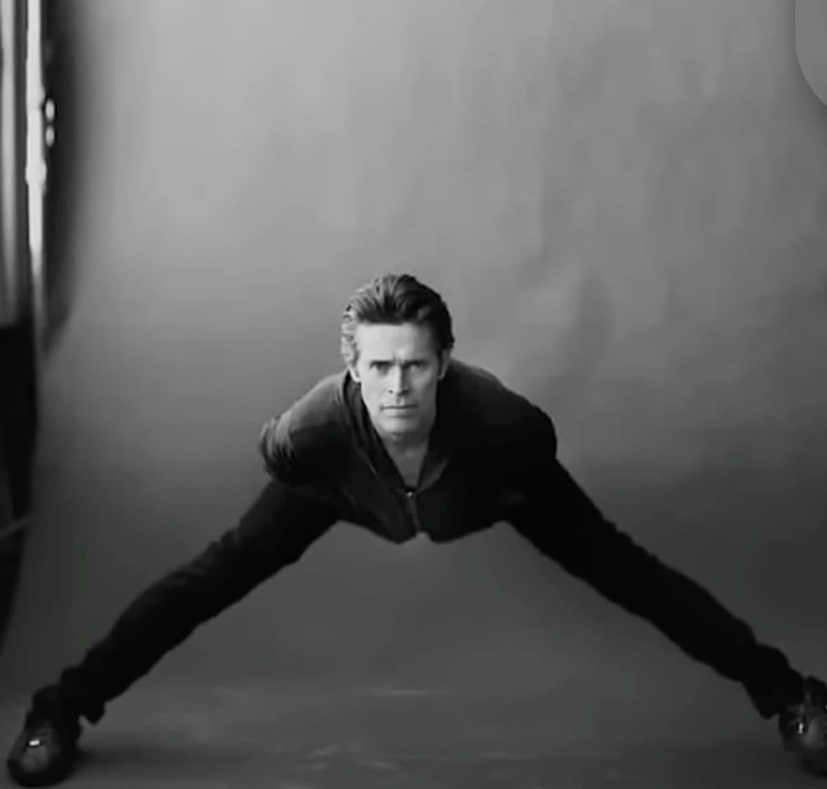 nixskys's tweet photo. vsf eu na sala de espera da terapia, chega um cara e senta na minha frente igual a essa imagem do william dafoe aí nota q ta mt aberto e começa a fechar as pernas em camera lenta to passando mal https://t.co/YltcfXbXOV