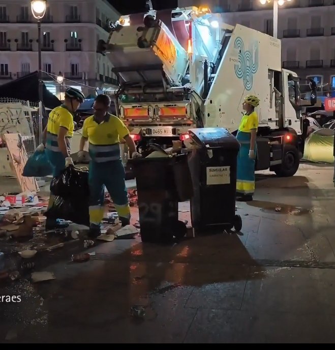 _Denis_Paredes's tweet photo. Los trabajadores de verdad recogiendo la mierda de los hippies, esa es la diferencia entre quién trabaja y quien vive de papá y se va de acampada progre a fumar porros a Sol. https://t.co/40kMkz9rL8