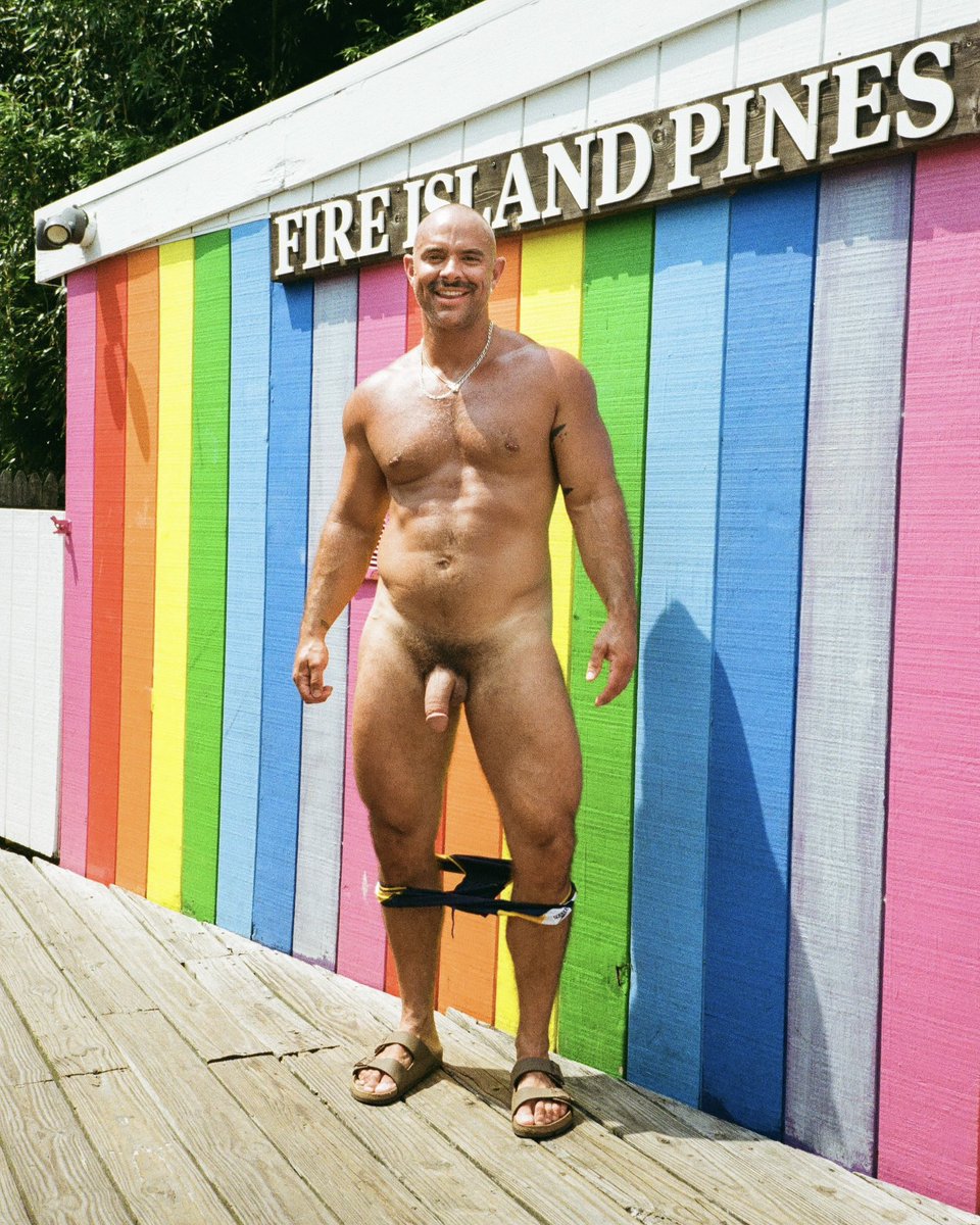 thicctrick1's tweet photo. a fire island fuckboy in its natural habitat https://t.co/yxp6r57qVf