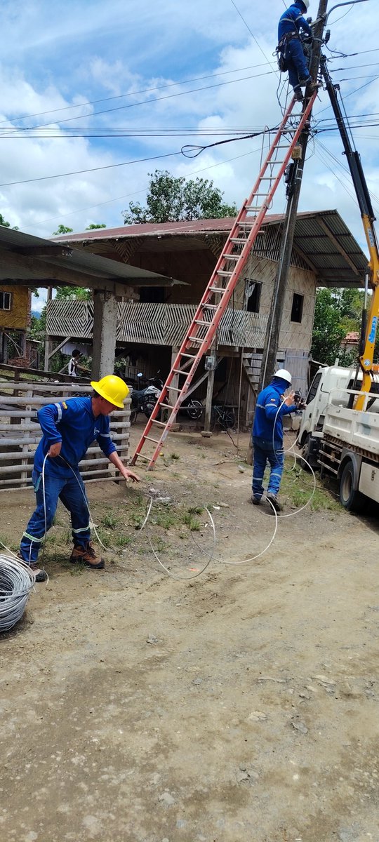 GoberManabi's tweet photo. Gobernación de Manabí supervisa obra eléctrica en Honorato Vásquez

Con un 50% de ejecución avanza la repotenciación del sistema eléctrico en el sitio Las Mercedes #2. La intervención incluye la renovación de estructuras y el despeje del área escolar para brindar seguridad 1/2 https://t.co/8FjBoia1zv