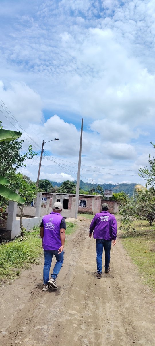 GoberManabi's tweet photo. Gobernación de Manabí supervisa obra eléctrica en Honorato Vásquez

Con un 50% de ejecución avanza la repotenciación del sistema eléctrico en el sitio Las Mercedes #2. La intervención incluye la renovación de estructuras y el despeje del área escolar para brindar seguridad 1/2 https://t.co/8FjBoia1zv