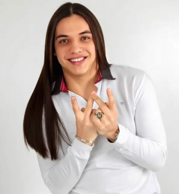 LauraHermel1's tweet photo. eu saindo do salão pós progressiva https://t.co/Ruakv4jDOG