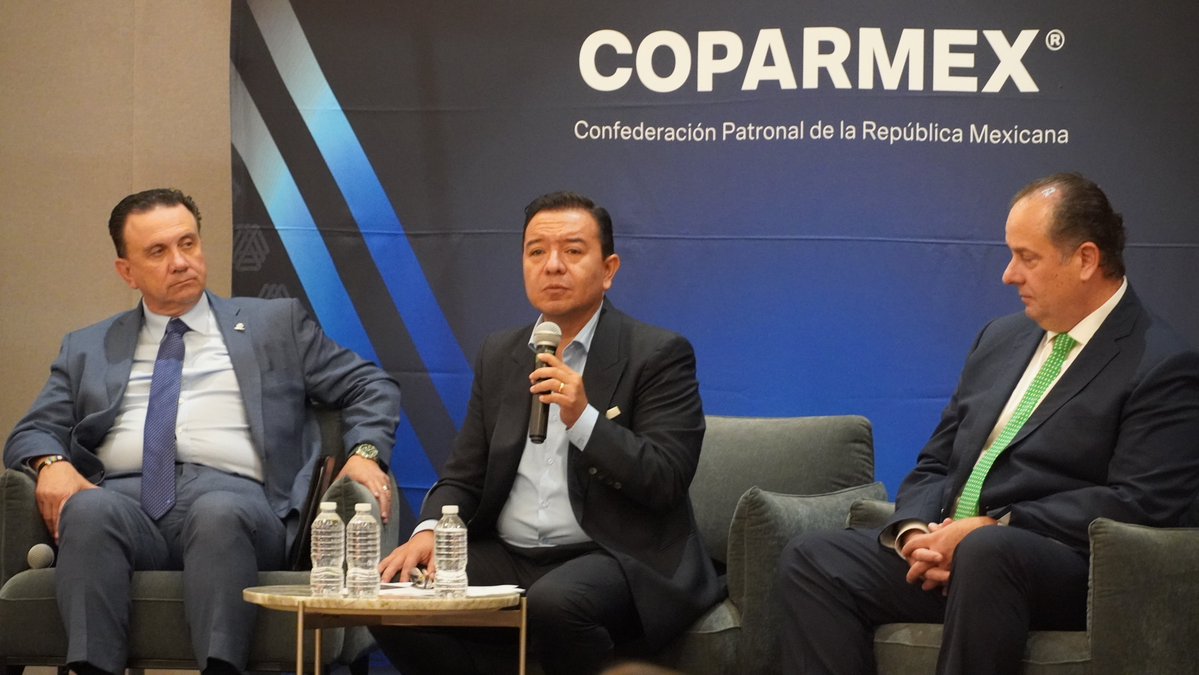 jsierraalvarez's tweet photo. 💬 En el Diálogo Empresarial de septiembre, junto a @panchosuarezh, recibimos al Diputado Federal @hector_saul1, con quien conversamos sobre los principales retos del Paquete Económico y la certidumbre que necesitan las Empresas para seguir invirtiendo y creciendo en los próximos años.

Fue un diálogo muy valioso para conocer de primera mano los planteamientos del Paquete y compartir puntos de vista sobre lo que viene para México. 🤝